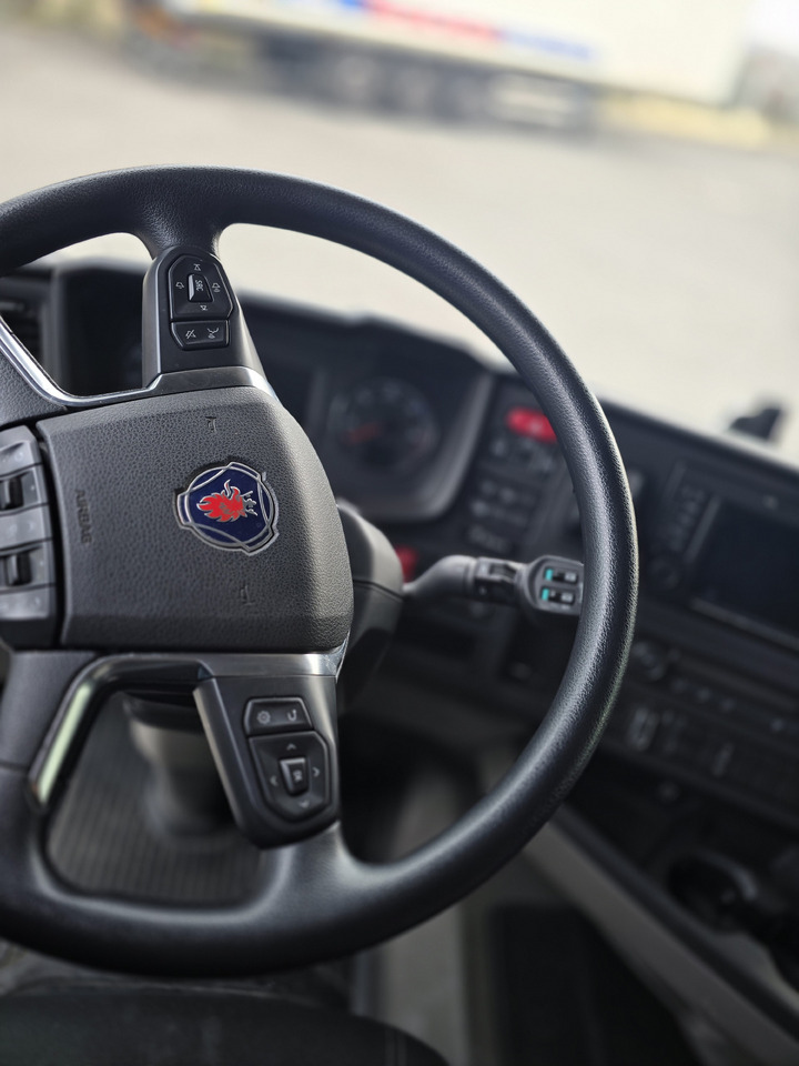 Container transporter/ Swap body truck SCANIA R 450: picture 18