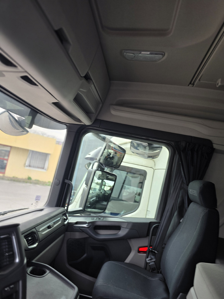 Container transporter/ Swap body truck SCANIA R 450: picture 16