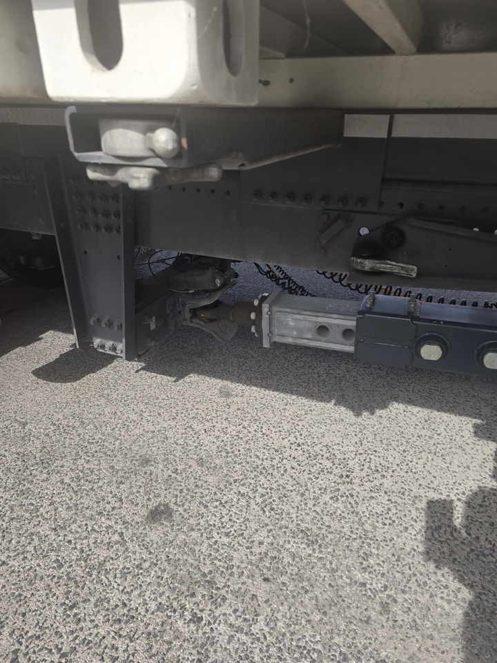 Container transporter/ Swap body truck SCANIA R 450: picture 9