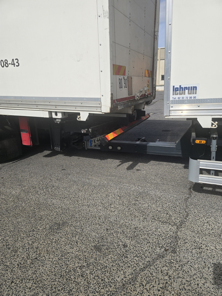 Container transporter/ Swap body truck SCANIA R 450: picture 8