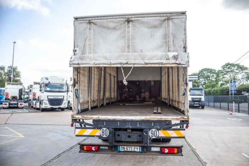 Iveco EUROCARGO 160E25 - Curtainsider truck: picture 5 Iveco EUROCARGO 160E25 - Curtainsider truck: picture 5