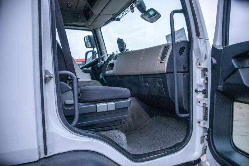 Interior photo 3: Box truck Renault PREMIUM 380 DXI-6x2 Interior photo 3: Box truck Renault PREMIUM 380 DXI-6x2