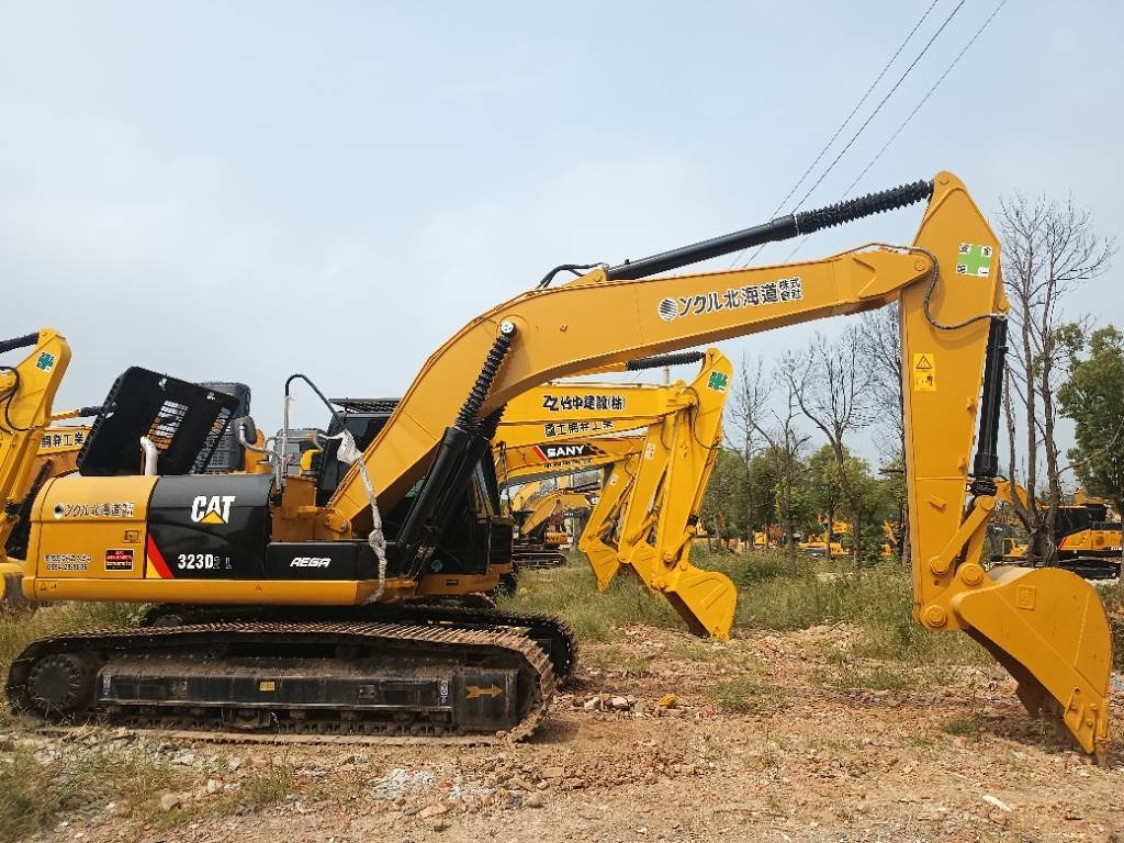 CAT 323D2  - Crawler excavator: picture 2 CAT 323D2  - Crawler excavator: picture 2