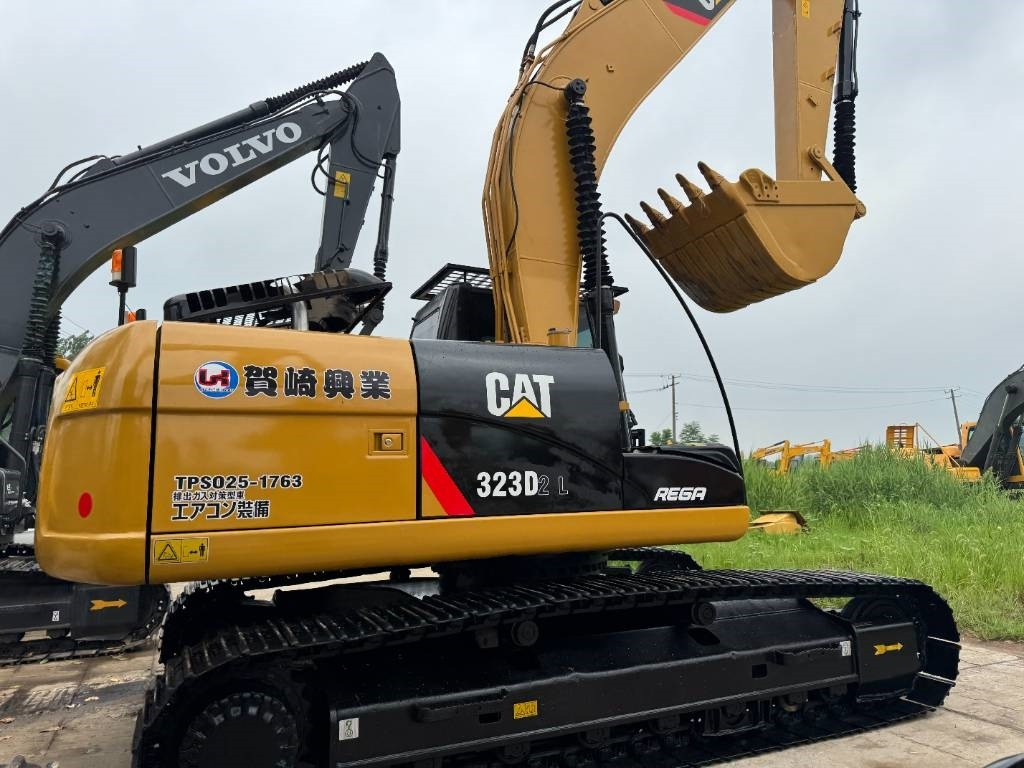 CAT 323D2  - Crawler excavator: picture 2 CAT 323D2  - Crawler excavator: picture 2
