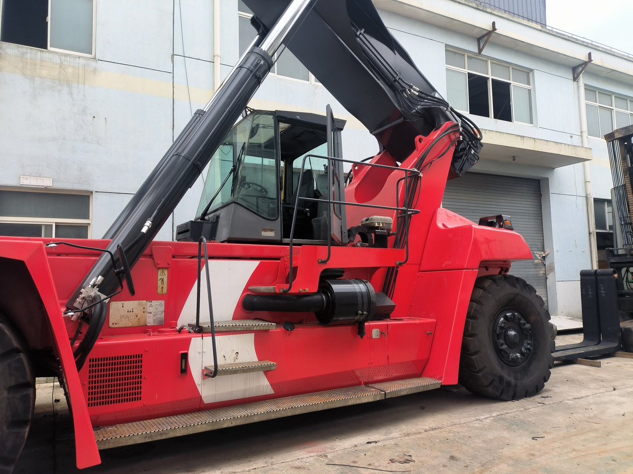Kalmar DRF450 Used Reach stacker/Container forklift - Reach stacker: picture 3 Kalmar DRF450 Used Reach stacker/Container forklift - Reach stacker: picture 3