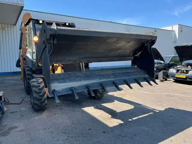 Backhoe loader Case 851EX-SS , 4x4 , Backhoe Loader , 4 in 1 Bucket: picture 12 Backhoe loader Case 851EX-SS , 4x4 , Backhoe Loader , 4 in 1 Bucket: picture 12