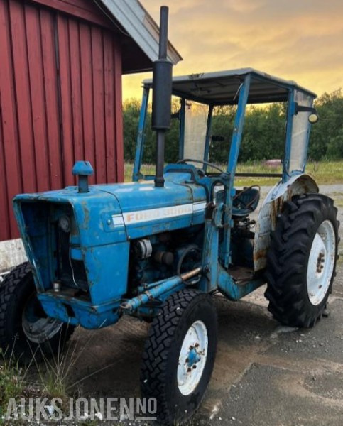 Farm tractor 1970 Ford 3000 med lasteapparat: picture 1