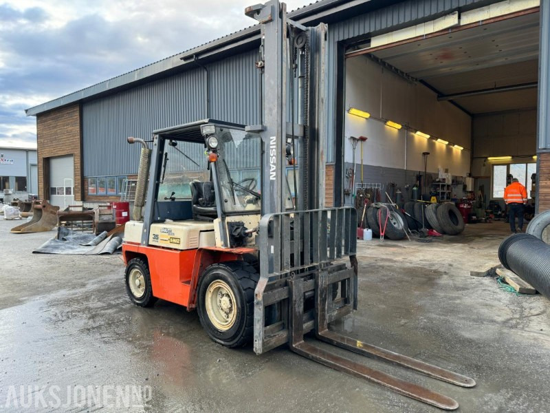 1998 Nissan 35 - Modell WF03A33U - Diesel - Motvektstruck - Aerial platform: picture 1 1998 Nissan 35 - Modell WF03A33U - Diesel - Motvektstruck - Aerial platform: picture 1