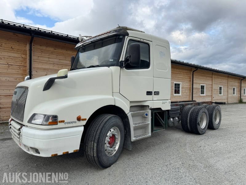 2001 Volvo NH 12 6X4 LAV KM, BRØYTEFESTE - Cab chassis truck: picture 1 2001 Volvo NH 12 6X4 LAV KM, BRØYTEFESTE - Cab chassis truck: picture 1