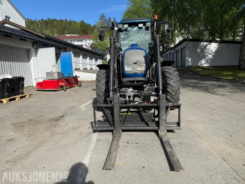 2005 Valtra A85 traktor med frontlaster, snøfres, snøskjær, gafler, skuffe, gruskasse og feieaggregat - Farm tractor: picture 2 2005 Valtra A85 traktor med frontlaster, snøfres, snøskjær, gafler, skuffe, gruskasse og feieaggregat - Farm tractor: picture 2