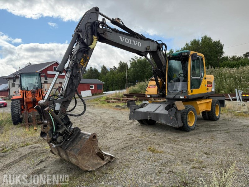 2006 Volvo EW140B Hjulgraver m/pallegaffel og skuff - Steelwrist tiltrotator. - Excavator: picture 1 2006 Volvo EW140B Hjulgraver m/pallegaffel og skuff - Steelwrist tiltrotator. - Excavator: picture 1