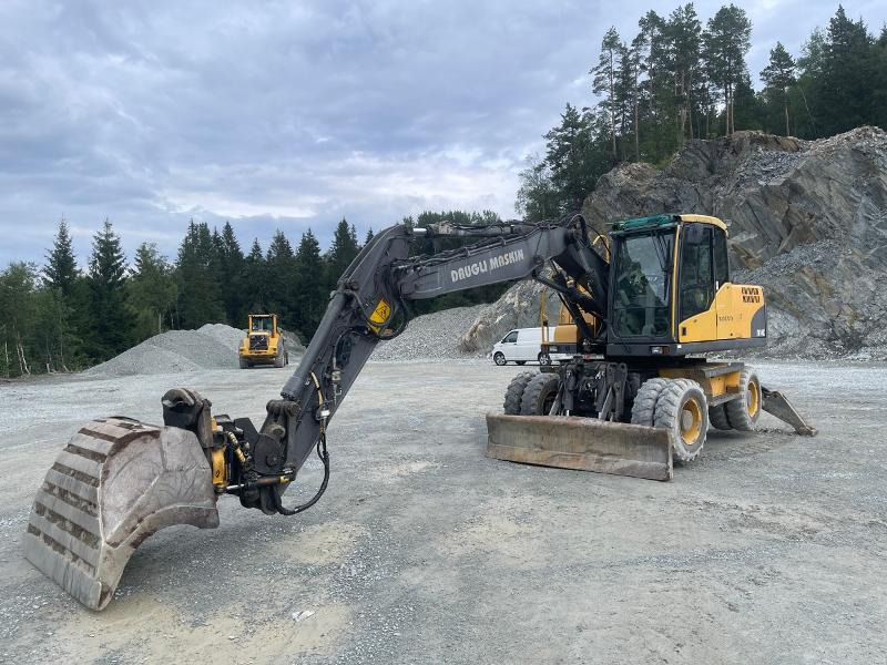 2011 Volvo EW140C Hjulgraver - VA-bom - Sentralsmøring - Bunkringspumpe - Engcon Tiltrotator med klype - Pusseskuffe - Excavator: picture 1 2011 Volvo EW140C Hjulgraver - VA-bom - Sentralsmøring - Bunkringspumpe - Engcon Tiltrotator med klype - Pusseskuffe - Excavator: picture 1