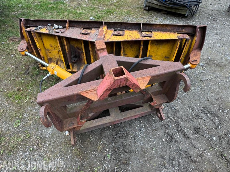 Hydraulisk Brøyteskjær til traktor og hjullaster - bredde 2720 mm - Volvo BM og Triangelfeste - Agricultural machinery: picture 4 Hydraulisk Brøyteskjær til traktor og hjullaster - bredde 2720 mm - Volvo BM og Triangelfeste - Agricultural machinery: picture 4