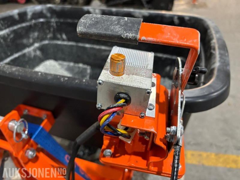 Sandspreder til traktor. 3punktfeste. Prototype - Agricultural machinery: picture 4 Sandspreder til traktor. 3punktfeste. Prototype - Agricultural machinery: picture 4