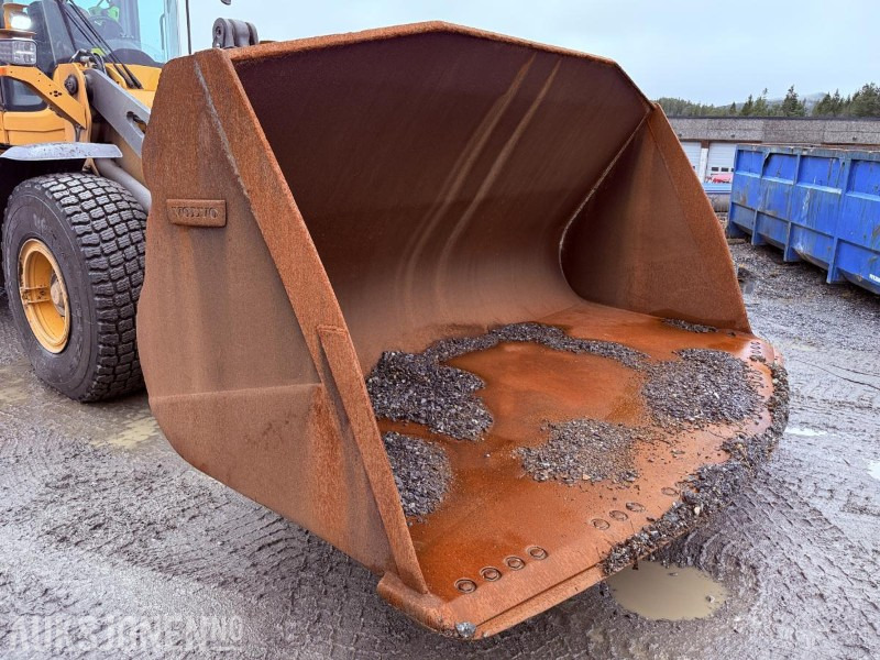 2014 Volvo Skuffe m/Stor BM hurtigfeste og slitedel - Rep.objekt - Attachment for Construction machinery: picture 3 2014 Volvo Skuffe m/Stor BM hurtigfeste og slitedel - Rep.objekt - Attachment for Construction machinery: picture 3