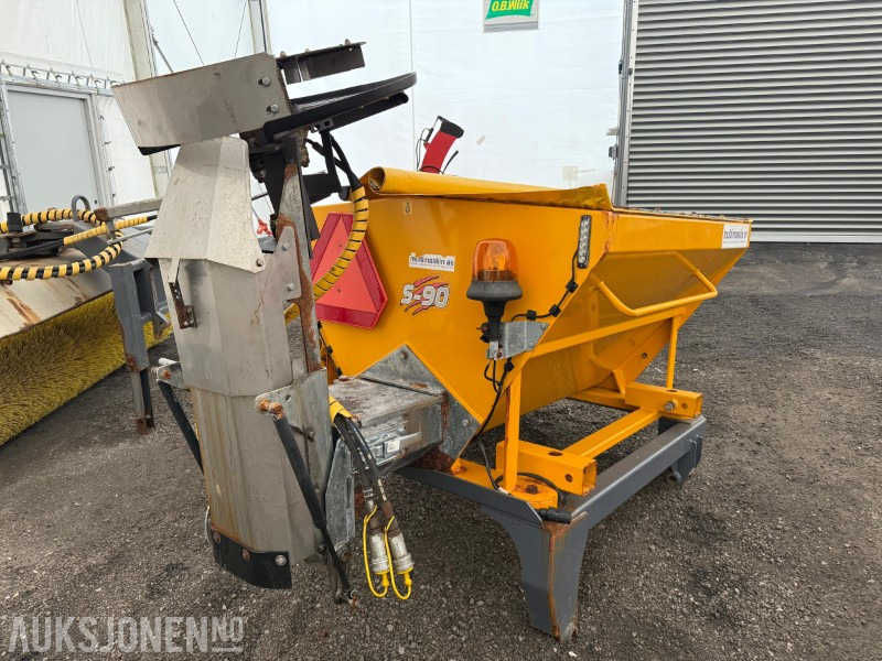2016 OY Lai-MU S-90 saltspreder, stått på Wille - Attachment for Construction machinery: picture 3 2016 OY Lai-MU S-90 saltspreder, stått på Wille - Attachment for Construction machinery: picture 3