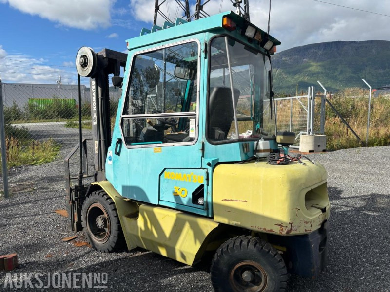 1996 Komatsu FD30T truck diesel - Material handling equipment: picture 2 1996 Komatsu FD30T truck diesel - Material handling equipment: picture 2