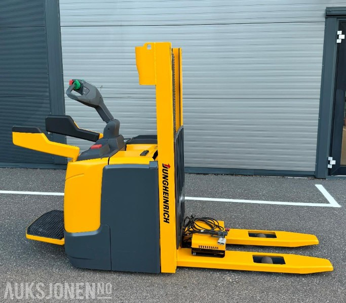 2012 Jungheinrich ERC212 - 1200 kg / 2,5 meter løftehøyde - Material handling equipment: picture 1 2012 Jungheinrich ERC212 - 1200 kg / 2,5 meter løftehøyde - Material handling equipment: picture 1