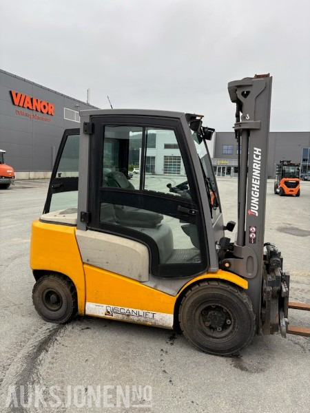 2016 Jungheinrich DFG 425 gaffeltruck - 2.5 tonn - Material handling equipment: picture 1 2016 Jungheinrich DFG 425 gaffeltruck - 2.5 tonn - Material handling equipment: picture 1