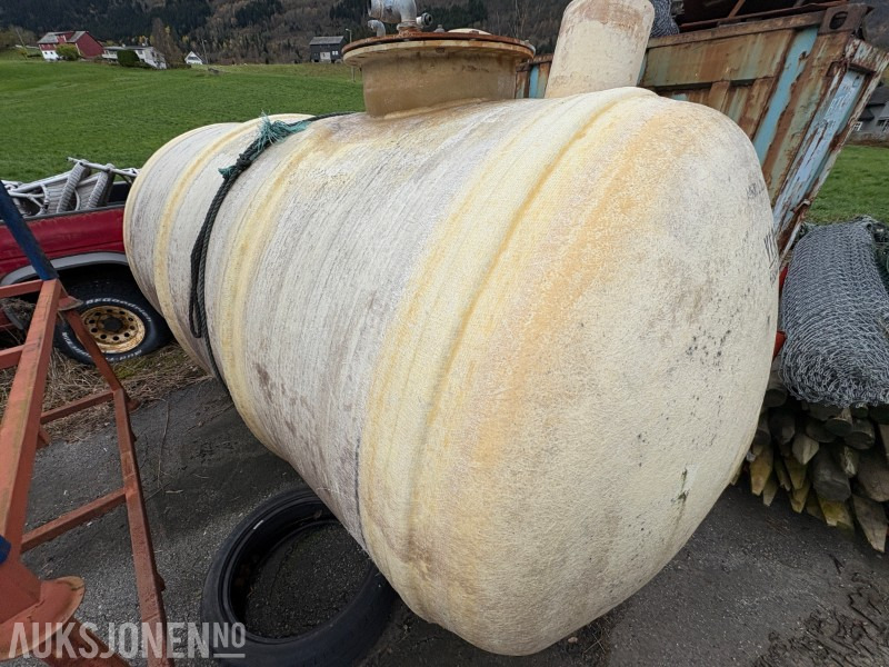 Vera Fiberglass Oljetank – 4000 liter - Construction equipment: picture 1 Vera Fiberglass Oljetank – 4000 liter - Construction equipment: picture 1