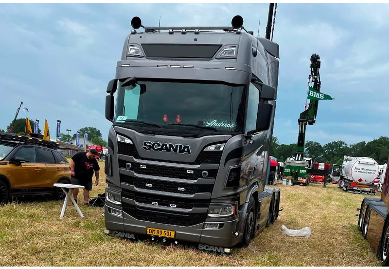 Scania R660 V8 NGS Show Truck . Speciel Interior. Air / Air suspension. Hydr. system - Tractor unit: picture 2 Scania R660 V8 NGS Show Truck . Speciel Interior. Air / Air suspension. Hydr. system - Tractor unit: picture 2