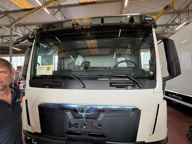 CUBO CON PEDANA 4x2 250hp MAN TGL 12.250 4x2 BL CH - Box truck: picture 3 CUBO CON PEDANA 4x2 250hp MAN TGL 12.250 4x2 BL CH - Box truck: picture 3