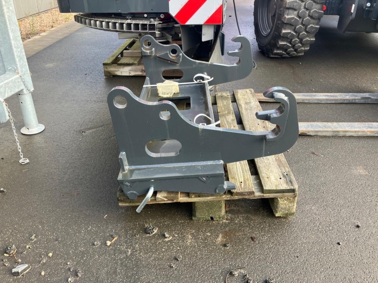 ADAPTER SCHÄFFER AUF EURO-AUFNAHME - Front loader for tractor: picture 3 ADAPTER SCHÄFFER AUF EURO-AUFNAHME - Front loader for tractor: picture 3