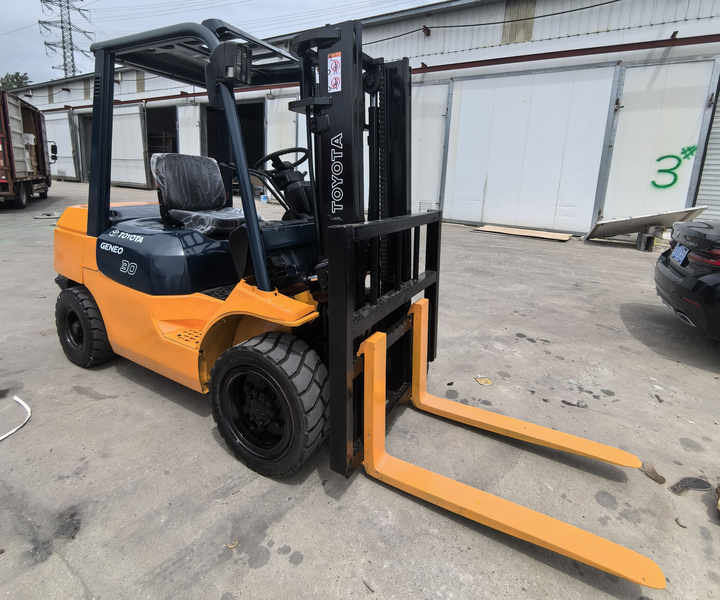 Original japanese second hand TOYOTA FD30 diesel forklift with good condition used Toyota FD30 forklift for sale in china - Diesel forklift: picture 4 Original japanese second hand TOYOTA FD30 diesel forklift with good condition used Toyota FD30 forklift for sale in china - Diesel forklift: picture 4