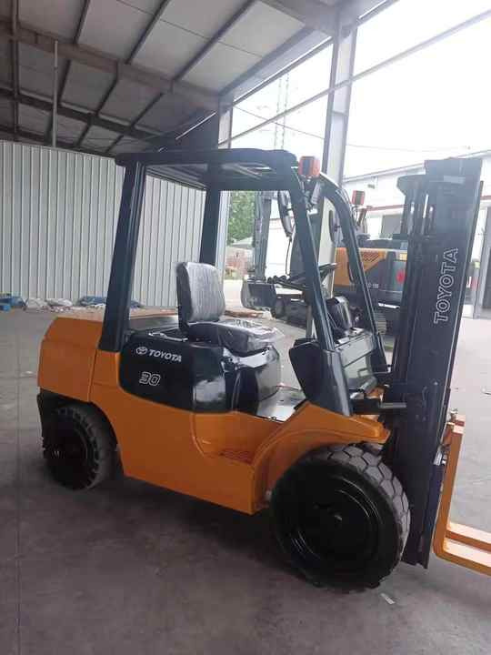 Wholesales machine second hand 3 ton manual forklift TOYOTA FD30 Forklift cheap for sale - Diesel forklift: picture 2 Wholesales machine second hand 3 ton manual forklift TOYOTA FD30 Forklift cheap for sale - Diesel forklift: picture 2