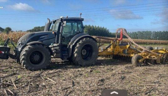Valtra T174 VERSU - Farm tractor: picture 1 Valtra T174 VERSU - Farm tractor: picture 1