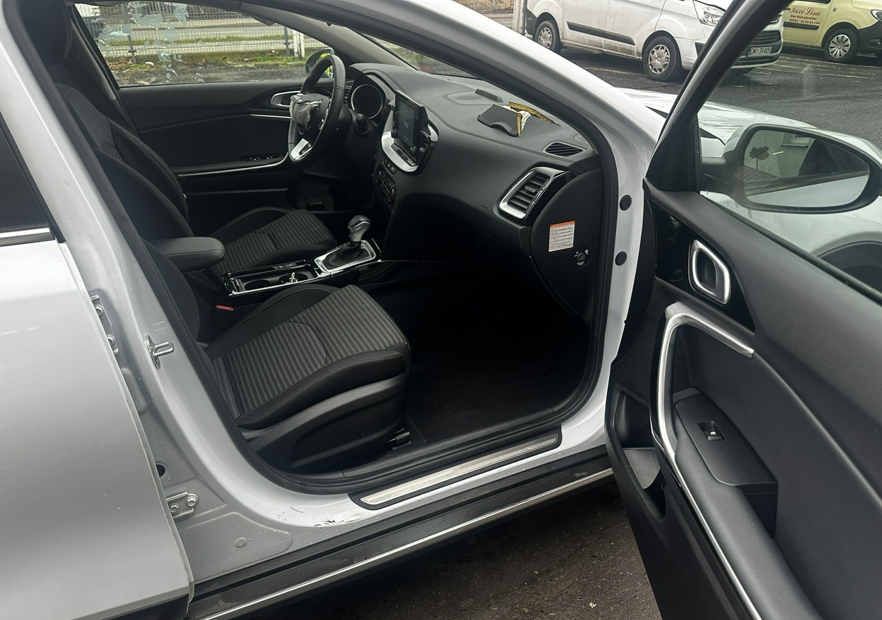 Hatchback Kia Xceed 1.6 GDI Hybryda Plug-in 50 km na prądzie 2022: picture 10