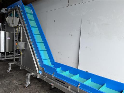 Reading Bakery Systems Flighted elevator conveyor - Conveyor: picture 3 Reading Bakery Systems Flighted elevator conveyor - Conveyor: picture 3
