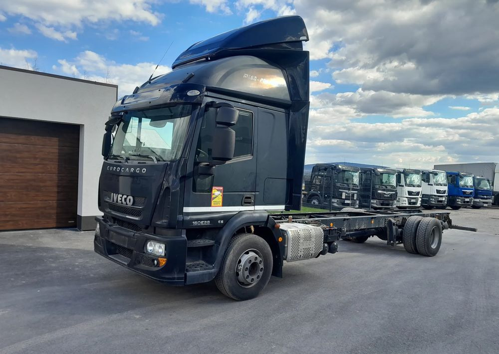 Iveco EUROCARGO 160E28 RAMA DO ZABUDOWY/ LAWETA / MANUAL / - Curtainsider truck: picture 3 Iveco EUROCARGO 160E28 RAMA DO ZABUDOWY/ LAWETA / MANUAL / - Curtainsider truck: picture 3