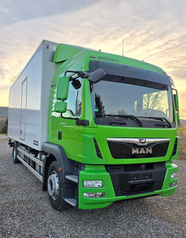 Refrigerator truck MAN TGM 18.320 / 18.290 / 15.290 / IZOTERMA / WINDA / 19PALET / E6 / 08.2018 / LIFT / SPROWADZONY / AUTOMAT / SYPIALKA / PIERWSZY WŁAŚCICIEL / BOCZNE DRZWI / STAN BARDZO DOBRY: picture 12 Refrigerator truck MAN TGM 18.320 / 18.290 / 15.290 / IZOTERMA / WINDA / 19PALET / E6 / 08.2018 / LIFT / SPROWADZONY / AUTOMAT / SYPIALKA / PIERWSZY WŁAŚCICIEL / BOCZNE DRZWI / STAN BARDZO DOBRY: picture 12