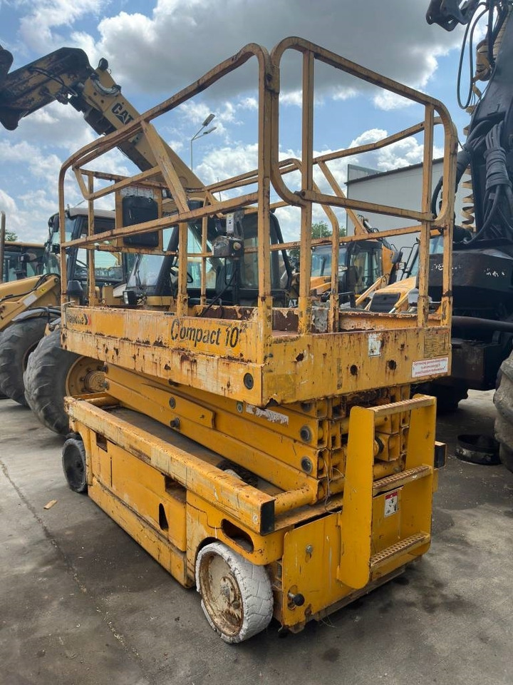 Haulotte Compact 10 - Scissor lift: picture 2 Haulotte Compact 10 - Scissor lift: picture 2