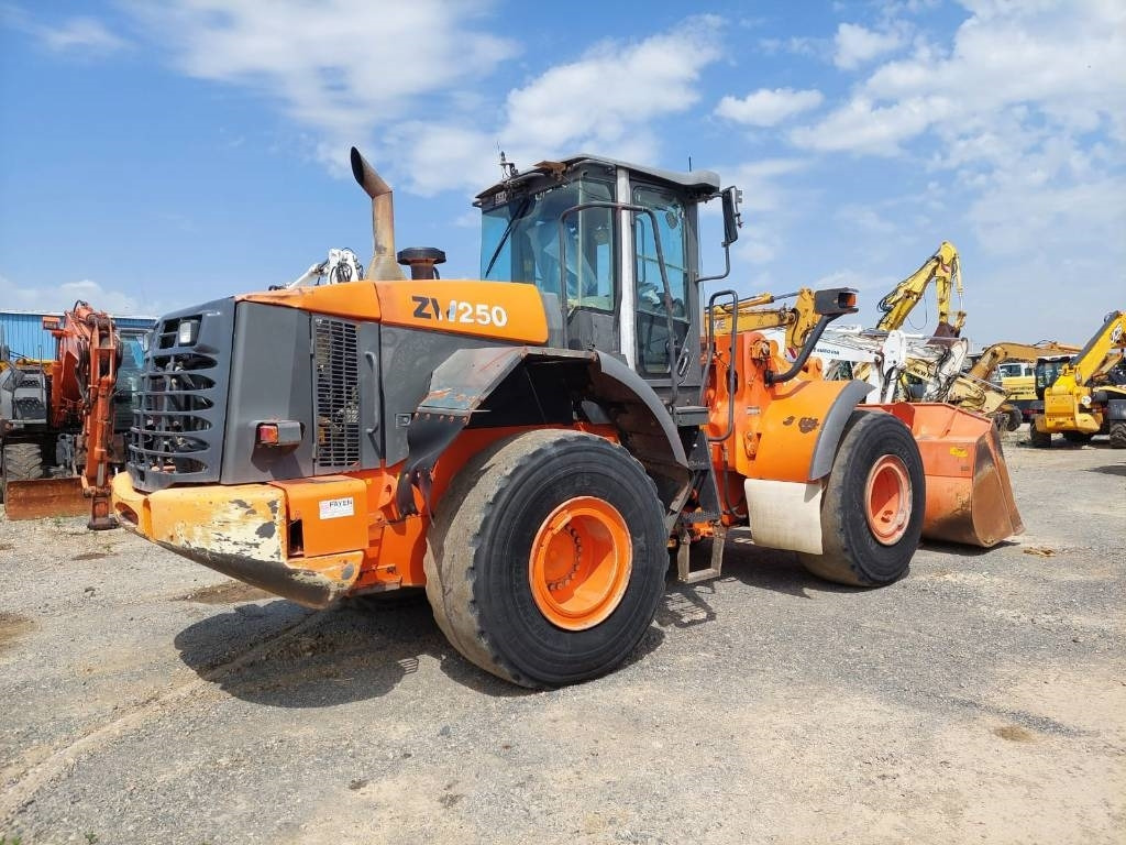 Hitachi ZW250 - Wheel loader: picture 3 Hitachi ZW250 - Wheel loader: picture 3