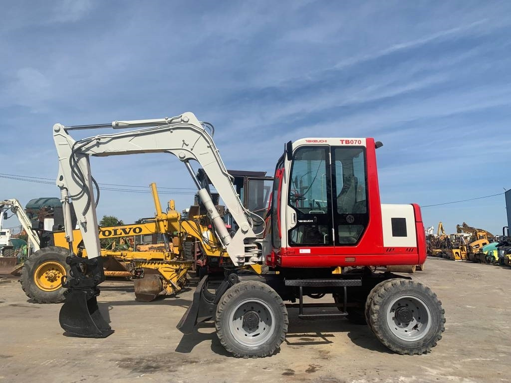 Wheel excavator Takeuchi TB070W: picture 6