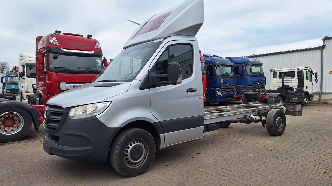 Cab chassis truck Mercedes-Benz Fahrgestell 316: picture 1