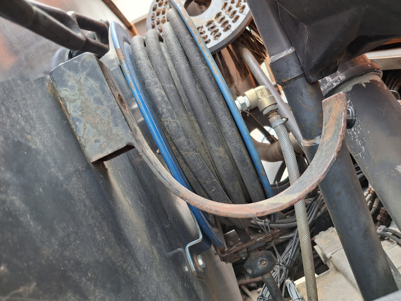 Leasing of MERCEDES-BENZ Axor 1823 Zamiatarka Kehrmaschine BUCHER 2 Motoren Szczotki L/R Sweeper MERCEDES-BENZ Axor 1823 Zamiatarka Kehrmaschine BUCHER 2 Motoren Szczotki L/R Sweeper: picture 28 Leasing of MERCEDES-BENZ Axor 1823 Zamiatarka Kehrmaschine BUCHER 2 Motoren Szczotki L/R Sweeper MERCEDES-BENZ Axor 1823 Zamiatarka Kehrmaschine BUCHER 2 Motoren Szczotki L/R Sweeper: picture 28