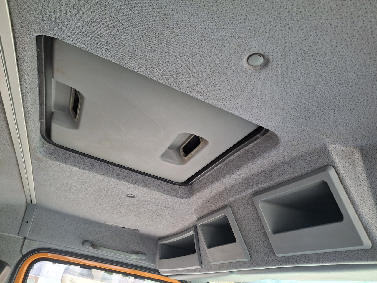 Leasing of MERCEDES-BENZ Axor 1823 Zamiatarka Kehrmaschine BUCHER 2 Motoren Szczotki L/R Sweeper MERCEDES-BENZ Axor 1823 Zamiatarka Kehrmaschine BUCHER 2 Motoren Szczotki L/R Sweeper: picture 24 Leasing of MERCEDES-BENZ Axor 1823 Zamiatarka Kehrmaschine BUCHER 2 Motoren Szczotki L/R Sweeper MERCEDES-BENZ Axor 1823 Zamiatarka Kehrmaschine BUCHER 2 Motoren Szczotki L/R Sweeper: picture 24