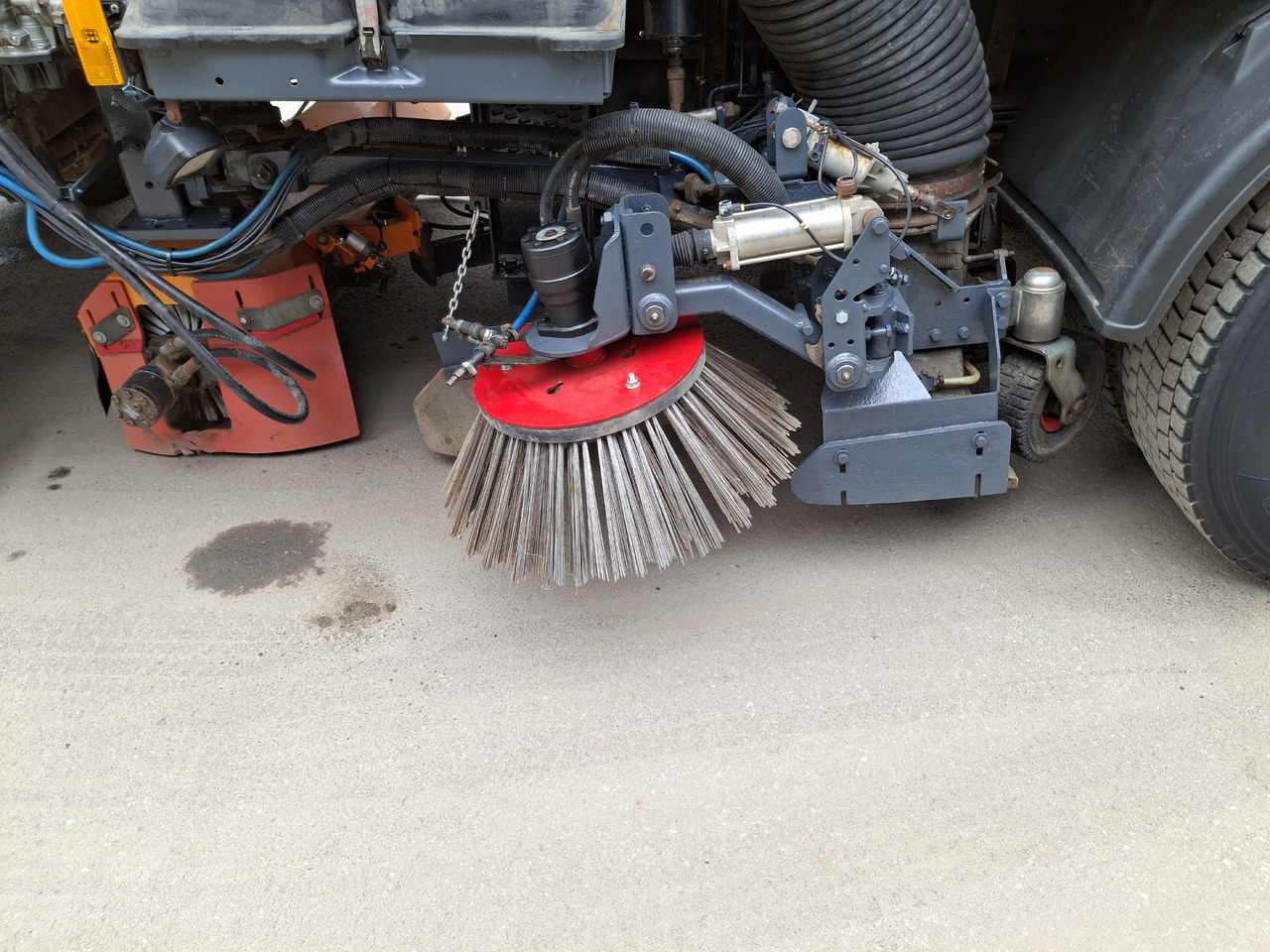 Leasing of MERCEDES-BENZ Axor 1823 Zamiatarka Kehrmaschine BUCHER 2 Motoren Szczotki L/R Sweeper MERCEDES-BENZ Axor 1823 Zamiatarka Kehrmaschine BUCHER 2 Motoren Szczotki L/R Sweeper: picture 14 Leasing of MERCEDES-BENZ Axor 1823 Zamiatarka Kehrmaschine BUCHER 2 Motoren Szczotki L/R Sweeper MERCEDES-BENZ Axor 1823 Zamiatarka Kehrmaschine BUCHER 2 Motoren Szczotki L/R Sweeper: picture 14