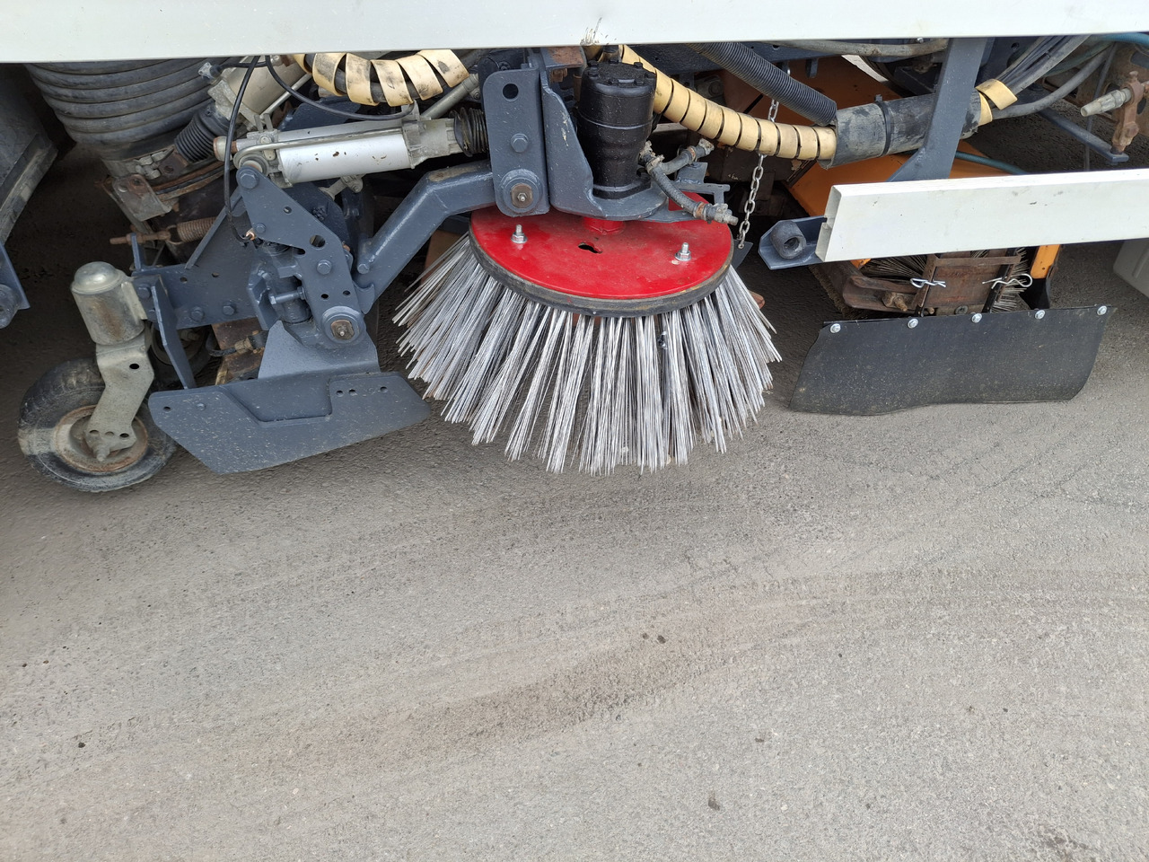 Leasing of MERCEDES-BENZ Axor 1823 Zamiatarka Kehrmaschine BUCHER 2 Motoren Szczotki L/R Sweeper MERCEDES-BENZ Axor 1823 Zamiatarka Kehrmaschine BUCHER 2 Motoren Szczotki L/R Sweeper: picture 15 Leasing of MERCEDES-BENZ Axor 1823 Zamiatarka Kehrmaschine BUCHER 2 Motoren Szczotki L/R Sweeper MERCEDES-BENZ Axor 1823 Zamiatarka Kehrmaschine BUCHER 2 Motoren Szczotki L/R Sweeper: picture 15