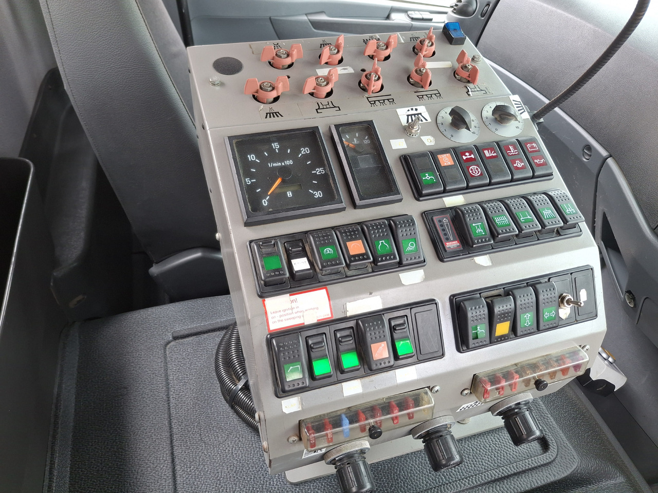 Leasing of MERCEDES-BENZ Axor 1823 Zamiatarka Kehrmaschine BUCHER 2 Motoren Szczotki L/R Sweeper MERCEDES-BENZ Axor 1823 Zamiatarka Kehrmaschine BUCHER 2 Motoren Szczotki L/R Sweeper: picture 19 Leasing of MERCEDES-BENZ Axor 1823 Zamiatarka Kehrmaschine BUCHER 2 Motoren Szczotki L/R Sweeper MERCEDES-BENZ Axor 1823 Zamiatarka Kehrmaschine BUCHER 2 Motoren Szczotki L/R Sweeper: picture 19