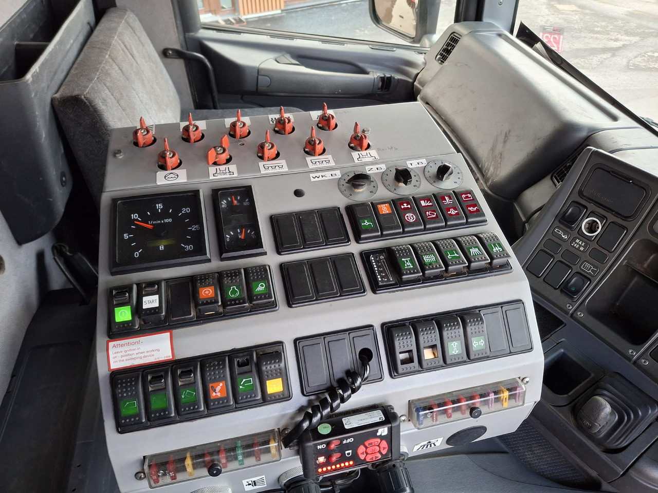 Road sweeper SCANIA 94G Zamiatarka Kehrmaschine BUCHER L/R Frontbürste 2 Motoren Odchwaszczarka Przednia Szczotka: picture 23 Road sweeper SCANIA 94G Zamiatarka Kehrmaschine BUCHER L/R Frontbürste 2 Motoren Odchwaszczarka Przednia Szczotka: picture 23