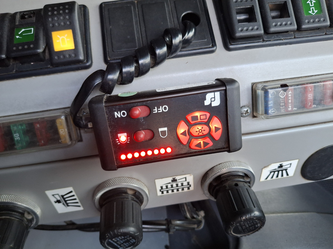 Road sweeper SCANIA 94G Zamiatarka Kehrmaschine BUCHER L/R Frontbürste 2 Motoren Odchwaszczarka Przednia Szczotka: picture 24 Road sweeper SCANIA 94G Zamiatarka Kehrmaschine BUCHER L/R Frontbürste 2 Motoren Odchwaszczarka Przednia Szczotka: picture 24