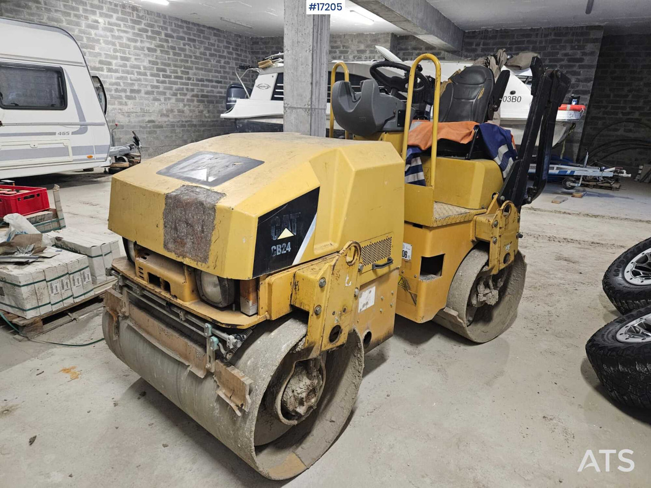 Double drum roller CATERPILLAR CB 24 (2009) - Road roller: picture 1 Double drum roller CATERPILLAR CB 24 (2009) - Road roller: picture 1