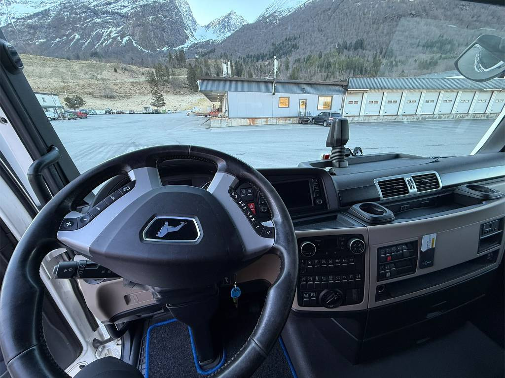 Interior photo 1: Tractor unit MAN TGX 26.640 6x4