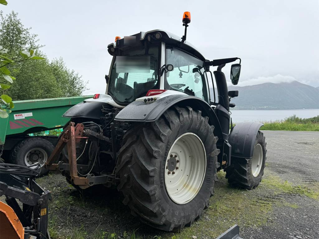 Valtra N 174 med frontlaster - Farm tractor: picture 3 Valtra N 174 med frontlaster - Farm tractor: picture 3