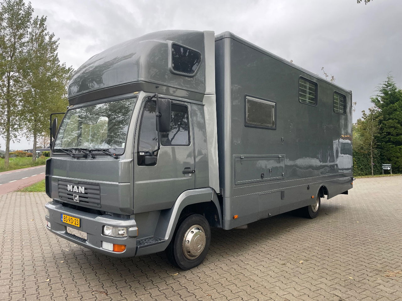 MAN L2000 paardenwagen voor 3 paarden met living - Livestock truck: picture 1 MAN L2000 paardenwagen voor 3 paarden met living - Livestock truck: picture 1