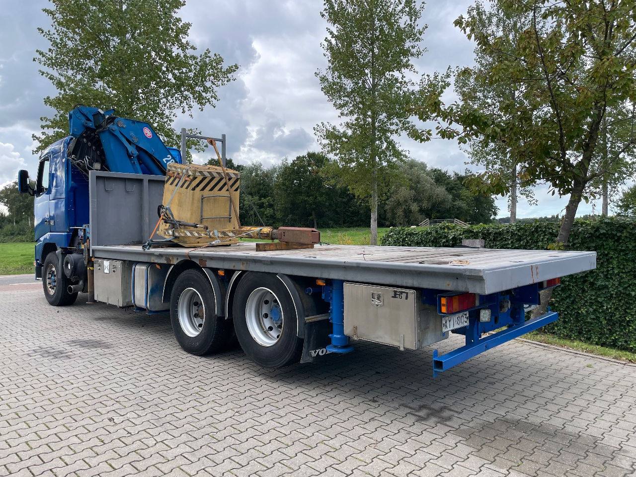 Volvo FH 16 FH16 420 with HMF 2820 crane with jib and front stamps Very Good Condition - Crane truck: picture 3 Volvo FH 16 FH16 420 with HMF 2820 crane with jib and front stamps Very Good Condition - Crane truck: picture 3